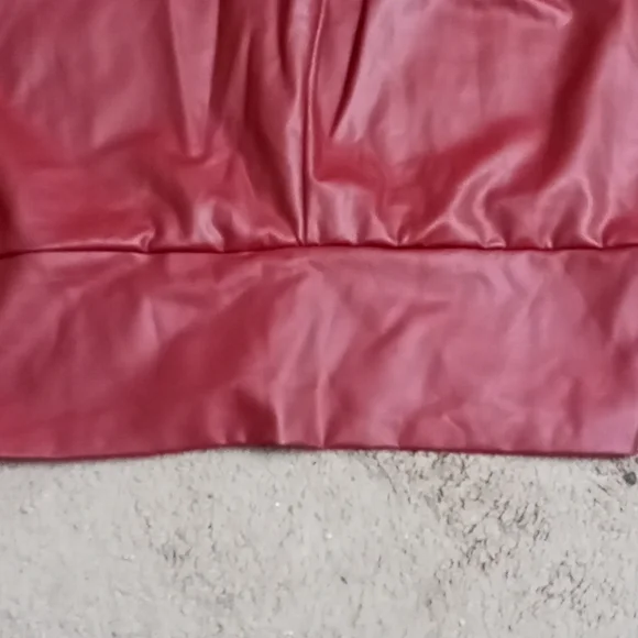 Plus size faux leather leggings in 1x burgundy - Picture 2 of 2